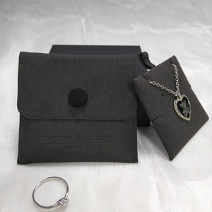 Sacs enveloppes carrés modernes de luxe en microfibre à bouton-pression découpé au laser 8x8 pour le rangement et la présentation de bijoux - Product Image 3