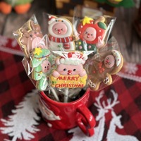 Biscuits créatifs faits main, sucrés et fruités, avec glaçage, en forme de bonhomme de neige mignon, rennes, sapins de Noël et hommes en pain d'épices, semi-durs