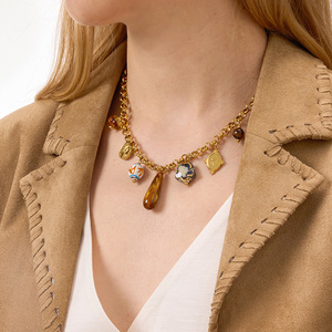 Collar de Acero Inoxidable con Múltiples Colgantes de Resina y Cerámica, Cadena Elegante para Clavícula, Estilo de Lujo Ligero - Product Image 3