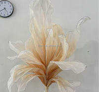 Grande installation artistique en organza et soie en forme de fleur géante pour la décoration de scène de mariage ou de fête