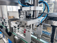 Machine de vissage automatique de haute précision avec élévateur de bouchons intégré pour pots de ketchup, vinaigrette et miel