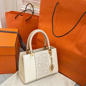 Sac fourre-tout de luxe haut de gamme pour femme, en cuir véritable, personnalisé, avec fermeture éclair simple - Product Image 2