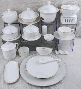 Service de table classique européen en porcelaine blanche avec motif incrusté d'or, compatible lave-vaisselle, durable, comprenant assiette de service, bol et tasses - Product Image 1