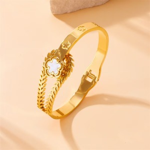 Nuova moda Trending 18K placcato PVD acciaio inossidabile portafortuna trifoglio <span class=keywords><strong>gioielli</strong></span> donna braccialetti in acciaio inox - Product Image 2