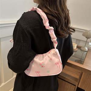 Sac à bandoulière mini plissé mignon et tendance pour femme, imprimé floral, fermeture éclair, sangle unique, 6 pouces, modèle I-0530 - Product Image 2