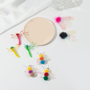 Giocattolo per Gatti con Bacchetta in Plastica, Piume e Campanello, Interattivo, Vendita all'Ingrosso - Product Image 1