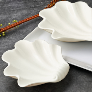Assiette <span class=keywords><strong>de</strong></span> service en céramique blanche pure moderne en forme <span class=keywords><strong>de</strong></span> coquille, plat à dessert en porcelaine festonné pour hôtel, restaurant, maison - Product Image 3