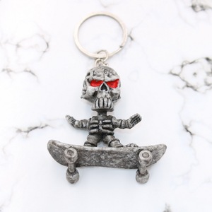 Llavero de esqueleto de goma de Halloween, llavero de esqueleto de la muerte, llavero de esqueleto de skate, regalo de recuerdo de Halloween - Product Image 3