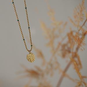 Collar con Colgante de Hoja de Palmera Tropical, Cadena de Bolas con Cuentas, Joyería de Acero Inoxidable y Titanio con Baño de Oro de 18k para Mujer - Product Image 4