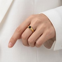 Bague tendance plaquée or avec petite pierre noire, en acier inoxydable, résistante au ternissement et à l'eau, avec zircone cubique, pour femme