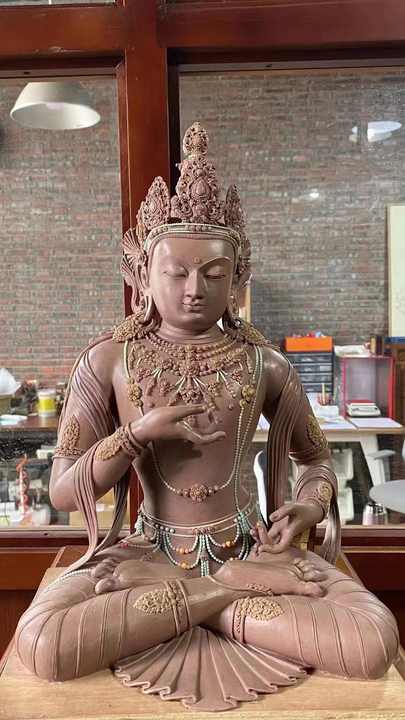 金色の金属製仏像