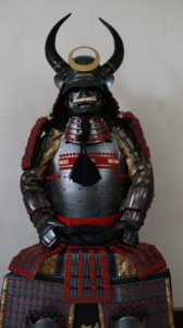 Armatura da Samurai Sintetica a Grandezza Naturale, Costume da Guerriero Nero con Kabuto per Cosplay o Oggetti di Scena Cinematografici (Unisex) - Product Image 4