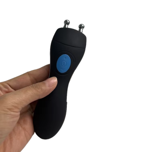 อุปกรณ์ยกกระชับใบหน้าไมโ<span class=keywords><strong>ค</strong></span>รเ<span class=keywords><strong>ค</strong></span>อเนตขนาดเล็กทำจากสเตนเลส ABS แบบยืนลูกกลิ้งนวดยกกระชับหน้าสำหรับดูแลผิวที่บ้าน - Product Image 2