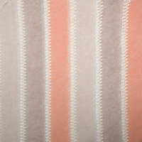 L'usine produit du tissu en dentelle qui est agréable pour la peau et confortable pour la production de robes de mariée