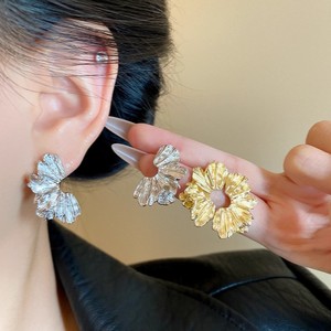 Boucles d'oreilles statement en alliage texturé, motif fleur creuse, pétales irréguliers, géométriques, bijoux d'oreille or et argent pour femme - Product Image 3