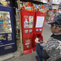 2025 nouveau distributeur automatique de capsules de jouets avec système de paiement de pièces et de jetons servant plusieurs types de capsules et d'autocollants de tatouage