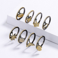 Bague à breloques délicate en laiton noir canon avec pavé de zircone cubique, 8 styles : Couronne, Nœud, Cœur, Hamsa, Queue de sirène
