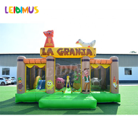 Château gonflable coloré sur le thème de la ferme avec toboggan et piscine à eau, location pour événements