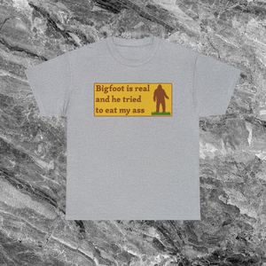 Maglietta Bigfoot Sasquatch, T-shirt divertente con meme, regalo scherzoso inadeguato - Product Image 1