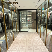Dressing moderne de luxe avec aménagement de rangement personnalisé et système d'armoires à portes vitrées haut de gamme pour projets d'aménagement intérieur de villas