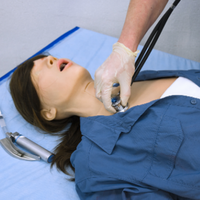 MEDVISION LISA Advanced Life Support Simulator Manikin Silikon dengan Perawatan CPR & Trakeostomi Warna Kulit untuk Pelatihan Medis