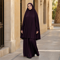 Ensemble jupe et khimar rouge bordeaux pour femmes musulmanes, longueur ras du sol, en modal de qualité supérieure, style maxi, idéal pour les célébrations, style superposé