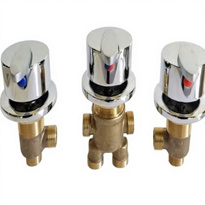 Rubinetto per <span class=keywords><strong>vasca</strong></span> <span class=keywords><strong>da</strong></span> <span class=keywords><strong>bagno</strong></span> in ottone massiccio, set tre pezzi, con doppio manico in ceramica, design moderno, con conversione divisore acqua calda, direttamente dalla fabbrica - Product Image 1