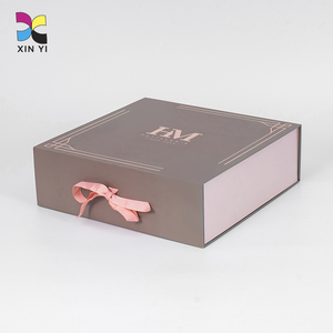 Scatole di Imballaggio per Abbigliamento in Cartone Rigido Pieghevole di Lusso con Logo Personalizzato e Chiusura Magnetica - Product Image 1