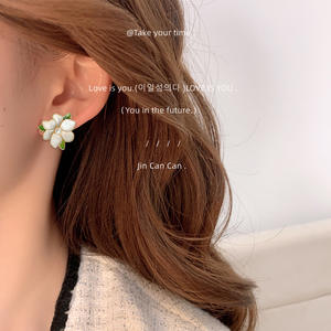 Pendientes de tuerca elegantes de estilo francés con flor de gardenia de aleación de imitación de perla, estilo bosque para mujer, con engaste de bisel de oro de 18K - Product Image 4