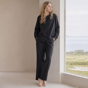 Set Pigiama Minimalista in Cotone a Righe per Donna, Top a Maniche Lunghe con Bottoni e Pantaloni Larghi con Laccetti Laterali, Indossabile Anche Fuori Casa SOFT15 - Product Image 3
