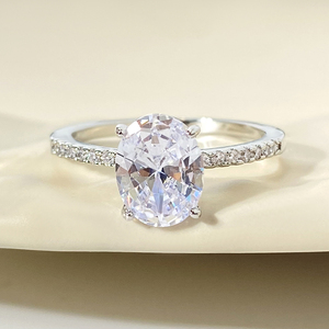 Bague de fiançailles ovale en zircone cubique, en laiton rhodié, classique, pour femme, avec sertissage à griffes - Product Image 1