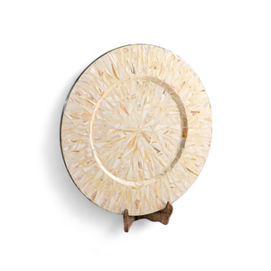Assiette de présentation en nacre naturelle et bambou, matériaux organiques inspirés, style luxueux, origine Vietnam, pour des espaces repas apaisants - Product Image 1