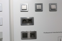 Prise murale en aluminium brossé 86*86 avec ports USB-A et USB-C, norme britannique, usage industriel, indice de protection IP22, pour projets hôteliers et résidentiels