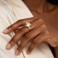 Bague de fiançailles tendance en laiton plaqué or 24 carats avec zircon et motifs géométriques incrustés pour femme - Vente en gros