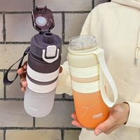 Bouteille d'eau en plastique mate de qualité alimentaire, soigneusement sélectionnée, avec couvercle et sangle de transport, idéale pour le sport et le fitness, pour boire directement.