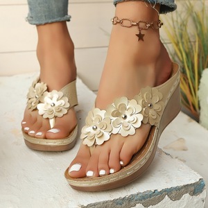 Nouvelles sandales compensées beige pour femme 2026 avec appliques florales et perles, mules à plateforme avec entre-doigts - Product Image 1