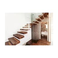 Escalier flottant en béton préfabriqué avec marches en érable, garde-corps intégré et système d'éclairage encastré