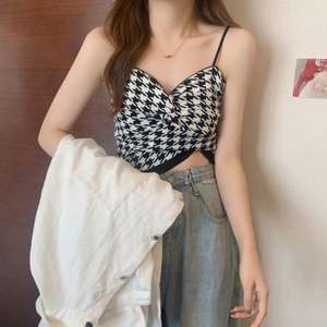 Nouveau, il a un joli petit débardeur camisole. - Product Image 2