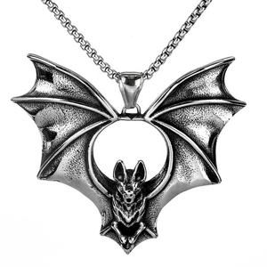Collier Pendentif Chauve-souris Gothique Vampire en Acier Inoxydable 316L Plaqué Or, Accessoire Vintage, Cadeau pour Hommes et Femmes, Vente en Gros - Product Image 1