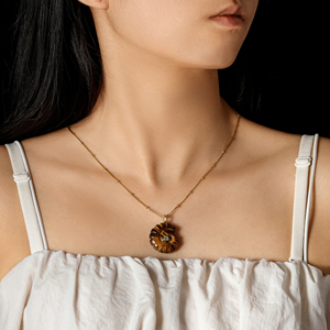 Collana con Ciondolo a Forma di Lumaca in Quarzo Rosa e Ametista Naturale, Elegante e Alla Moda per Feste e Uso Quotidiano - Product Image 6