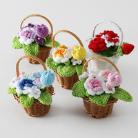 Cesta Artesanal de Crochê Floral Misto com Alça de Rattan Mini Artesanal para Decoração de Casa