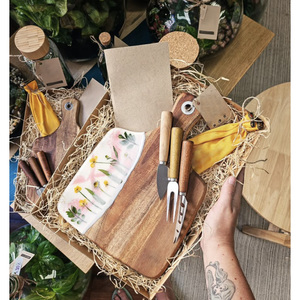 Nuovo Design artigianale cucina fatta a mano legno di Acacia <span class=keywords><strong>tagliere</strong></span> in resina epossidica Chesse tavola di servizio con manico - Product Image 2