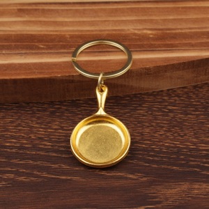 Porte-clés en alliage vintage en forme de poêle et spatule, pendentif en métal, accessoire de décoration pour la maison - Product Image 3