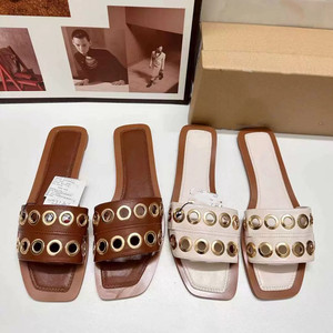 Sandales plates pour femme à bout carré avec rivets métalliques, chaussures décontractées d'extérieur de qualité à enfiler - Product Image 1