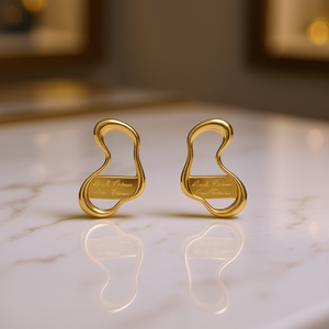 Boucles d'oreilles clous plaquées or Mona Gennaro, design minimaliste, unisexe, à porter au quotidien, bijoux en or jaune - Product Image 2