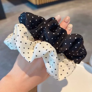 Vente en gros de chouchous pour femmes en tissu vintage à pois et de couleur unie, style européen et américain, accessoires pour cheveux - Product Image 3