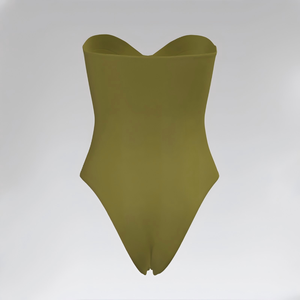 Eleva tu guardarropa de playa con un traje de baño bandeau push-up con escote en forma de corazón personalizado de primera calidad para un efecto moldeador definitivo. - Product Image 2