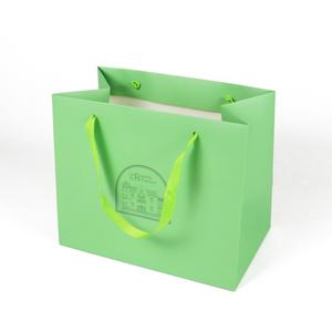 Sacs en papier recyclé écologiques de luxe Crown Win avec poignées pour l'emballage de vêtements et de chaussures, imperméables, résistants, protecteurs, cadeaux - Product Image 2