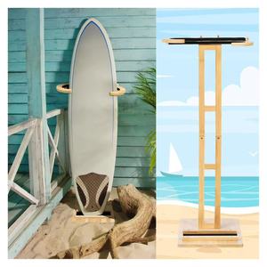 Soporte vertical para tablas de surf de madera maciza para uso en la playa o en el hogar - Product Image 1