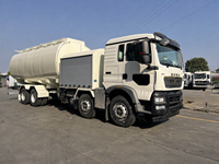 Nouveau camion-citerne SINOTRUK HOWO 8x4 25000L 30000L, camion-citerne de transport de carburant 30cbm, camion-citerne de transport d'huile, camion-citerne mobile de ravitaillement à 12 roues